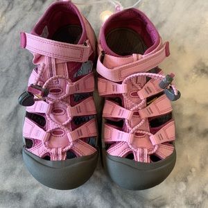 Girls Keen sandals size 3, never worn